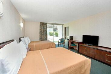 هتل Knights Inn Claremont