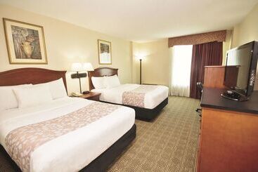 Отель La Quinta Inn & Suites By Wyndham Downtown Conference Center