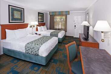 Отель La Quinta Inn By Wyndham Austin Oltorf