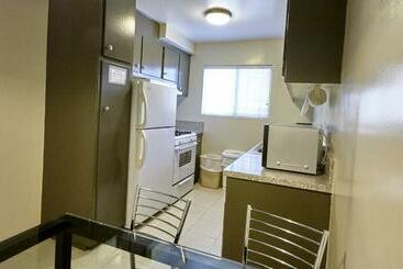 هتل Hollywood Orchid Suites