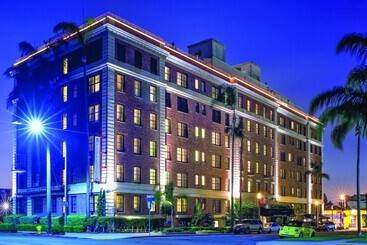 هتل Inn At The Park