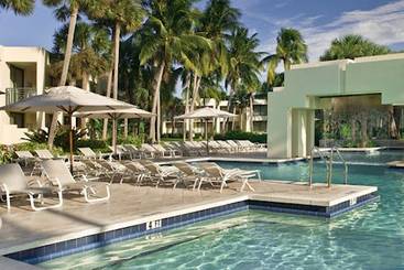 استراحتگاه Pier 66 Hotel & Marina