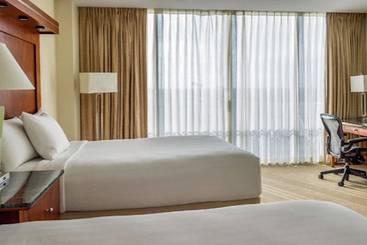 استراحتگاه Pier 66 Hotel & Marina