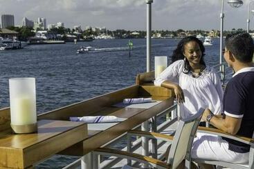 استراحتگاه Pier 66 Hotel & Marina