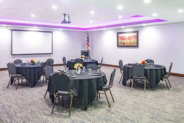 هتل La Quinta By Wyndham Joplin