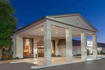 Hotel Ramada Plaza By Wyndham Louisville  & Conference Center