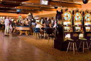 هتل Lakeside Inn & Casino