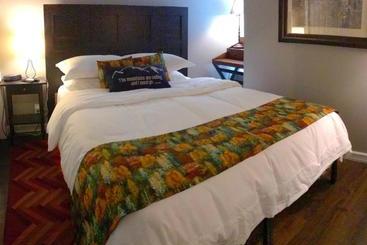 هتل Breck Creekside At Wildwood Suites