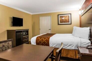 هتل Rodeway Inn & Suites Corona