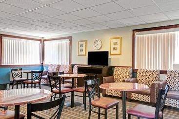 هتل Super 8 By Wyndham Newark De