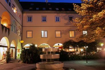 هتل Goldener Brunnen