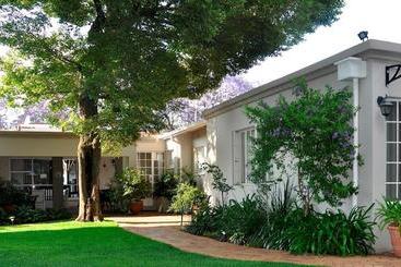בית מלון כפרי Rosebank Lodge Guesthouse By Claires
