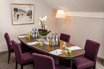 هتل Holiday Inn Düsseldorf  Hafen