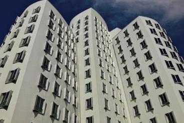 هتل Holiday Inn Düsseldorf  Hafen