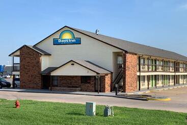 Отель Days Inn By Wyndham Pratt
