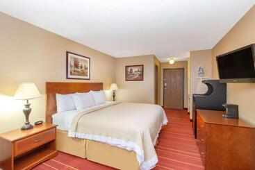 Отель Days Inn By Wyndham Salina I70