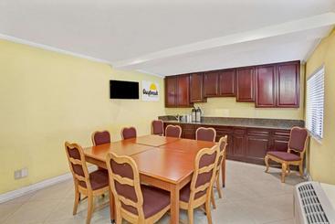 هتل Days Inn By Wyndham Whittier Los Angeles