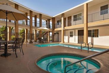 Hotelli Days Inn & Suites By Wyndham San Diego Sdsu