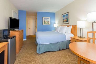 هتل Red Roof Inn Plus+ Neptune Beach  Jacksonville Beach