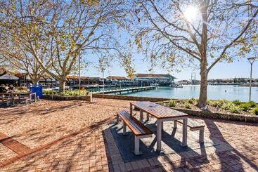 리조트 Nautica Residences Hillarys