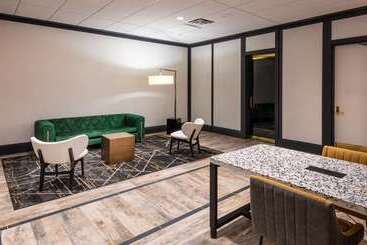 هتل Doubletree By Hilton Newark Penn Station