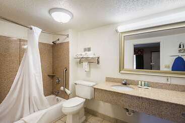 هتل Quality Inn & Suites Greenville   Haywood Mall