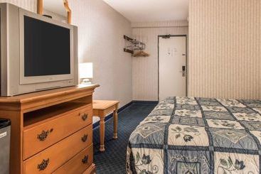 هتل Rodeway Inn Amish Country
