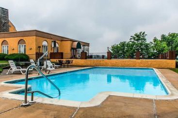 هتل Rodeway Inn Amish Country