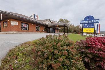 هتل Bluenose Inn And Suites