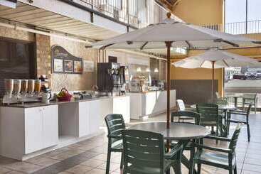 هتل Days Inn By Wyndham Lethbridge