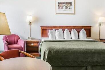 בית מלון כפרי Quality Inn Lakefront