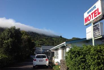 Breeze Motels