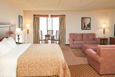 בית מלון כפרי Quality Inn & Suites Bay Front
