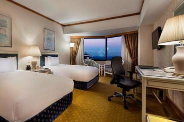 هتل Hilton Izmir