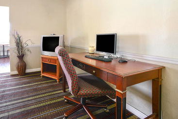 هتل Econo Lodge Inn & Suites