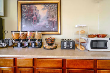 هتل Econo Lodge Inn & Suites