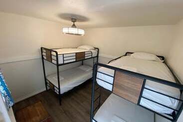 فندق Howzit Hostels