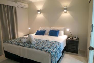 هتل Marlin Waters Beachfront Apartments