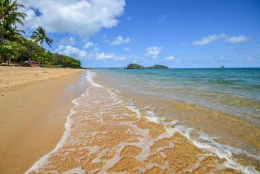 هتل Marlin Waters Beachfront Apartments
