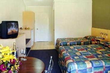 استراحتگاه Heavitree Gap Outback Lodge