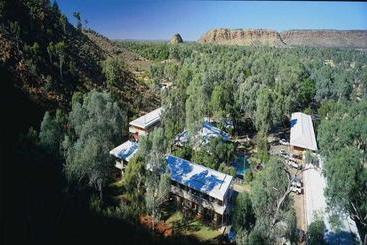 استراحتگاه Heavitree Gap Outback Lodge