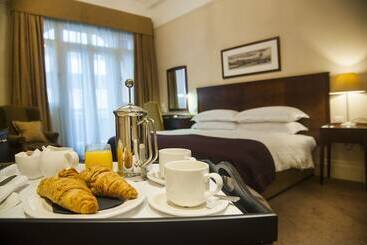 هتل Macdonald Burlington