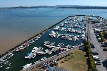 هتل Salterns Harbourside