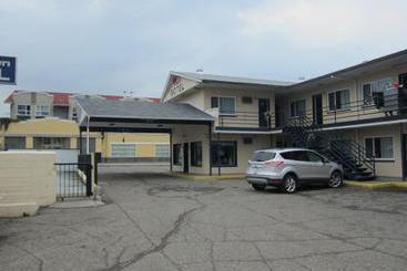 مُتل Knights Inn Prince George