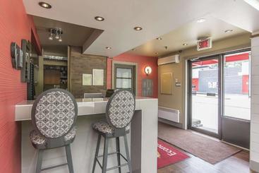 هتل Econo Lodge La Malbaie