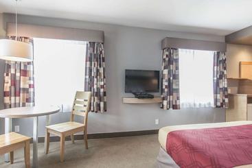 هتل Econo Lodge La Malbaie