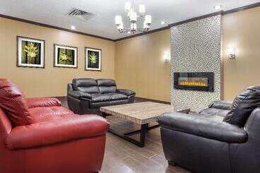 هتل Ramada By Wyndham Timmins