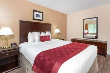 בית מלון כפרי Ramada By Wyndham Coquitlam