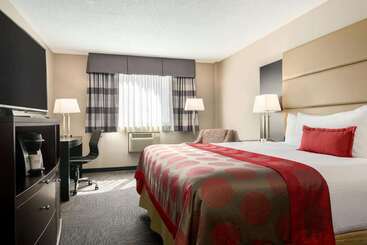 هتل Ramada By Wyndham Saskatoon