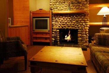 هتل Tonquin Inn
